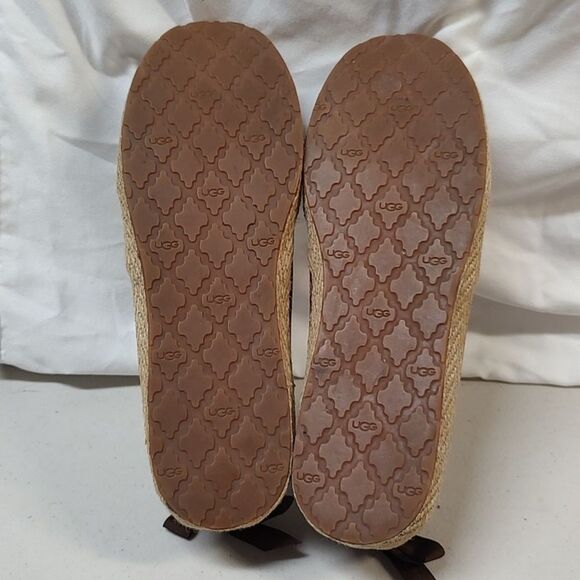UGG Women's 8 Red and Brown Patterned Women's Flats - Picture 6 of 7